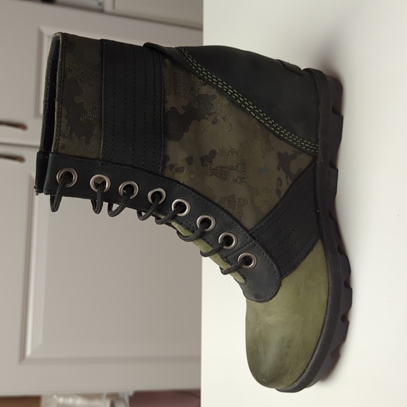 Sorel Wedge Boots. Like New - Picture 6 of 11